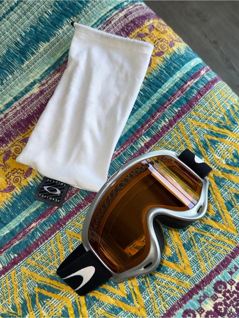 Oakley Silver Frame Ski Goggles with Amber Lens and Black Adjustable Strap